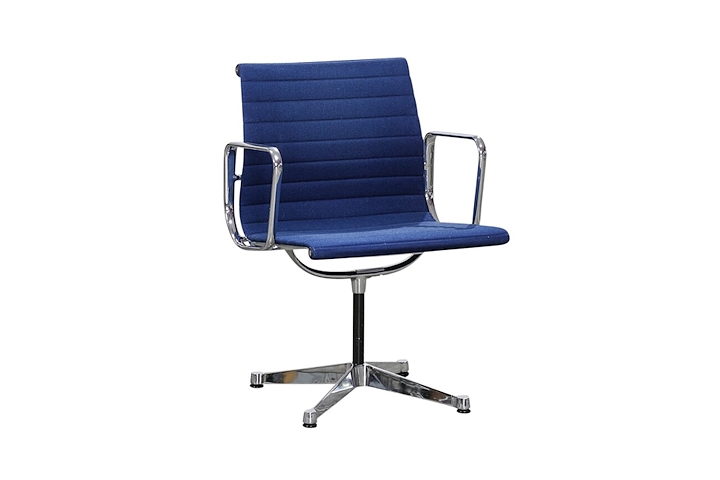 Konferenzstuhl Aluminium Chair EA 107 von Herman Miller in blau